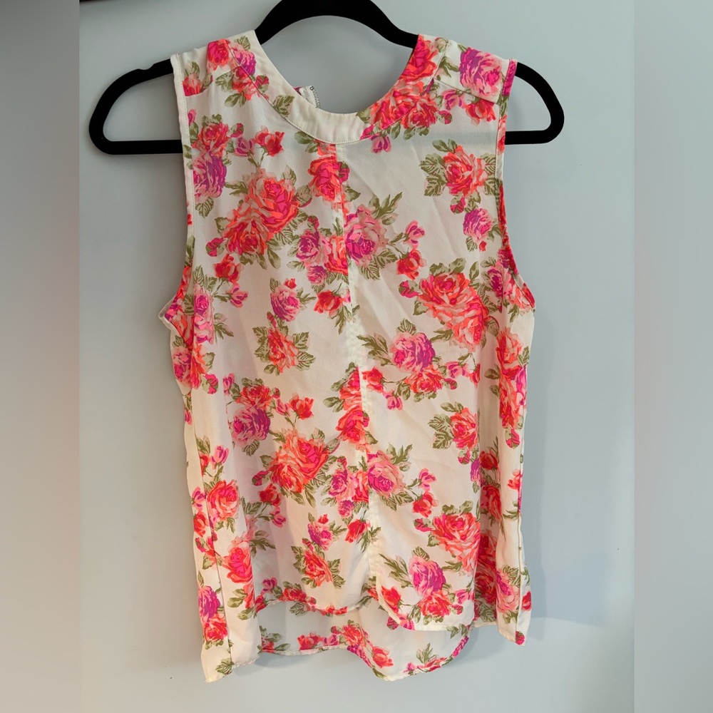 Chic Floral Sleeveless Blouse in Pink and Cream